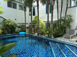 Ban Saiyuan (1)にあるVilla Guenlaur 3 studios with kitchenette and poolのリゾートの真ん中にあるプール