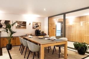 Un comedor con mesa y sillas en Native Waterloo, en Londres