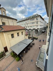 an overhead view of a courtyard in a city at Evelina Malpensa & Busto centro in Busto Arsizio