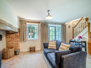 ein Wohnzimmer mit Couch und Kamin in der Unterkunft Kings Cottage North - Uk49855 in Broad Chalke