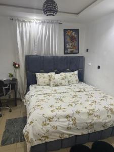 GwarinpaMiraph Studio的卧室里有一张带蓝色床头板的床