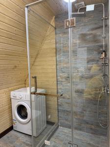 Et badeværelse på 4 Cottages Georgia Kadeno