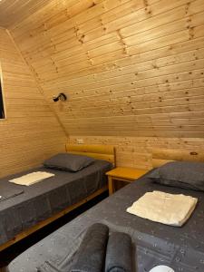 En eller flere senge i et værelse på 4 Cottages Georgia Kadeno