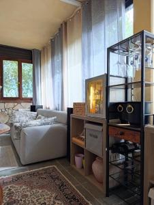 Una sala de estar con un sofá y un televisor. en Torricella Hosting, en Torricella