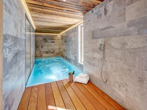 La salle de bains est pourvue d'une piscine et d'une douche. dans l'établissement Chalet 5★, 15 pers, 7 chambres, piscine, proche pistes à La Clusaz - FR-1-304-299, à La Clusaz