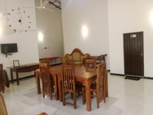 TV a/nebo společenská místnost v ubytování Dambulla Cashew Garden Villa