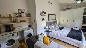 ein Schlafzimmer mit einem Bett und einer Waschmaschine in der Unterkunft San Lameer Villa 2200 by Top Destinations Rentals in Southbroom