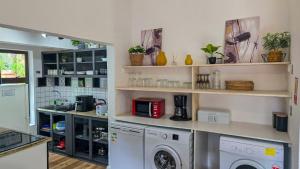 eine Küche mit Waschmaschine und Trockner im Zimmer in der Unterkunft San Lameer Villa 2200 by Top Destinations Rentals in Southbroom