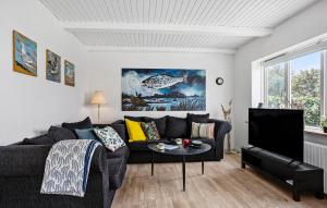 Posezení v ubytování Beautiful Home In Assens With House Sea View