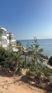 アウリールにあるDAR SALIA entre Agadir et Taghazoutの家屋と海の景色を望む
