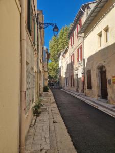 アルルにあるappartement cosy Arles centre, proche des Arènesの旧市街の空き道 +10枚の写真