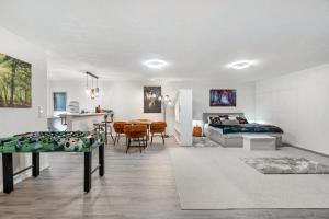 TV a/nebo společenská místnost v ubytování Black Forest Loft Königsfeld