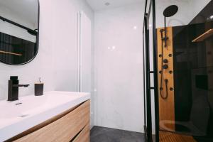 un baño con lavabo y ducha en Apartament ,,Loft pod piórem", en Nowy Sącz 11 fotos más