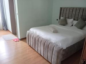 Un pat sau paturi într-o cameră la Blonch's Airbnbs