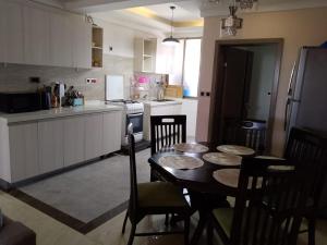 O bucătărie sau chicinetă la Blonch's Airbnbs +6 fotografii