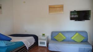 Una sala de estar con un sofá y un televisor. en La Lonja 2, en Valle Gran Rey