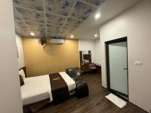 une chambre d'hôtel avec un lit et une chaise dans l'établissement One Villa Hotel 2, à Hanoï