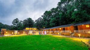 O grădină în afara Jungle Resort Dandeli