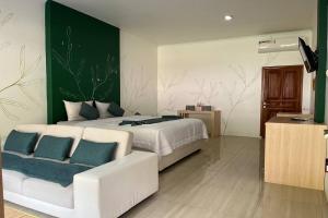 En eller flere senge i et værelse på Santa Monica Resort