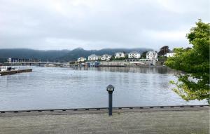 un cuerpo de agua con casas y un puente en Nice Apartment In Farsund With House Sea View, en Farsund