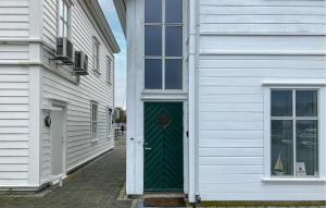 Un edificio blanco con una puerta verde al lado de una ventana. en Nice Apartment In Farsund With House Sea View, en Farsund 15 fotos más