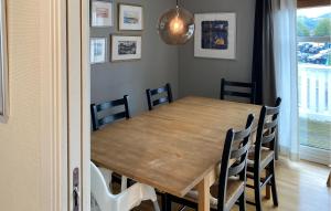 una mesa de madera y sillas en un comedor en Nice Apartment In Farsund With House Sea View, en Farsund