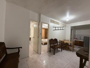 un salon avec une table et une salle à manger dans l'établissement Ferionni 2 Apartelle & Suites near BGH, SM and Burnham Park, à Baguio