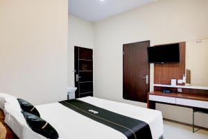 Кухня или мини-кухня в OYO 94765 Syafla Guesthouse
