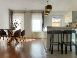 a kitchen with a table and chairs in a room at Appartement lumineux à deux pas du port, avec terrasse in La Ciotat