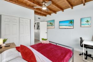 a bedroom with a bed and a desk and a ceiling fan at 3br Villa W Fire Pit By Hard Rock Hotel & Casino in Fort Lauderdale