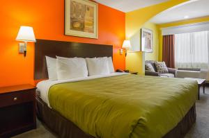 Postel nebo postele na pokoji v ubytování Quality Inn Carthage