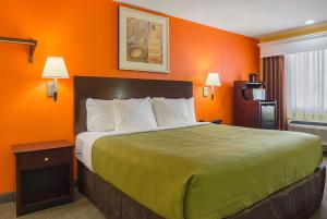 Postel nebo postele na pokoji v ubytování Quality Inn Carthage