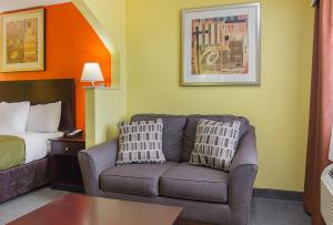 Posezení v ubytování Quality Inn Carthage