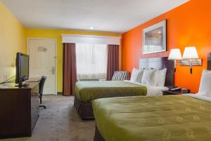 TV a/nebo společenská místnost v ubytování Quality Inn Carthage