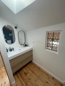 un baño con lavabo y espejo en Maison 10 pers Guillestre, en Guillestre 21 fotos más