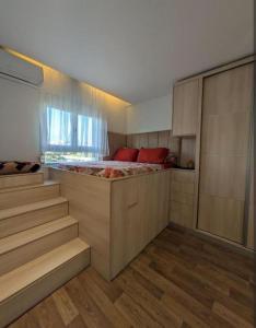 ein Schlafzimmer mit einem Bett und einer Treppe in einem Zimmer in der Unterkunft Modern Comfort studio in the Heart of Agdal in Rabat