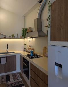 eine Küche mit Herd und weißem Kühlschrank in der Unterkunft Modern Comfort studio in the Heart of Agdal in Rabat