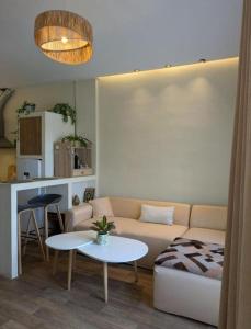 ein Wohnzimmer mit Sofa und Tisch in der Unterkunft Modern Comfort studio in the Heart of Agdal in Rabat