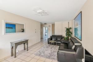 a living room with a couch and a table at Superbe T3 Villeurbanne Centre avec climatisation in Villeurbanne