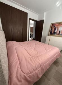 Giường trong phòng chung tại luxueux studio a malabata tanger