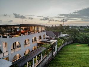 una vista aérea de un edificio con patio en Alsava Villa and Suites Canggu, en Canggu