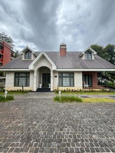 Tòa nhà nơi biệt thự tọa lạc