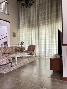 TV/trung tâm giải trí tại Hanberry Luxury Cottage