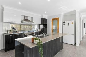 Gallery image of Grand and Serene Family Stay with Alfresco Living in Doolandella +35 photos