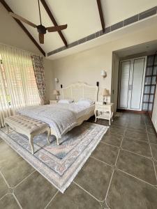 Giường trong phòng chung tại Hanberry Luxury Cottage