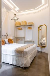 ein Schlafzimmer mit einem großen Bett und einem Spiegel in der Unterkunft Uma Suites Fuencarral in Madrid