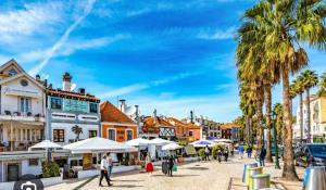 Η γειτονιά γύρω από ή μία γειτονιά κοντά σε αυτό το δωμάτιο σε οικογενειακή κατοικία