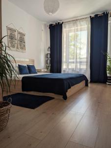 Un pat sau paturi într-o cameră la Chill Breeze Apartment