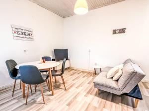 a dining room with a table and chairs in a room at Holiday Home Matkovic by Interhome in Rovanjska