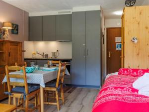 eine Küche und ein Esszimmer mit Tisch und Stühlen in der Unterkunft Studio Rosablanche D13 by Interhome in Siviez
